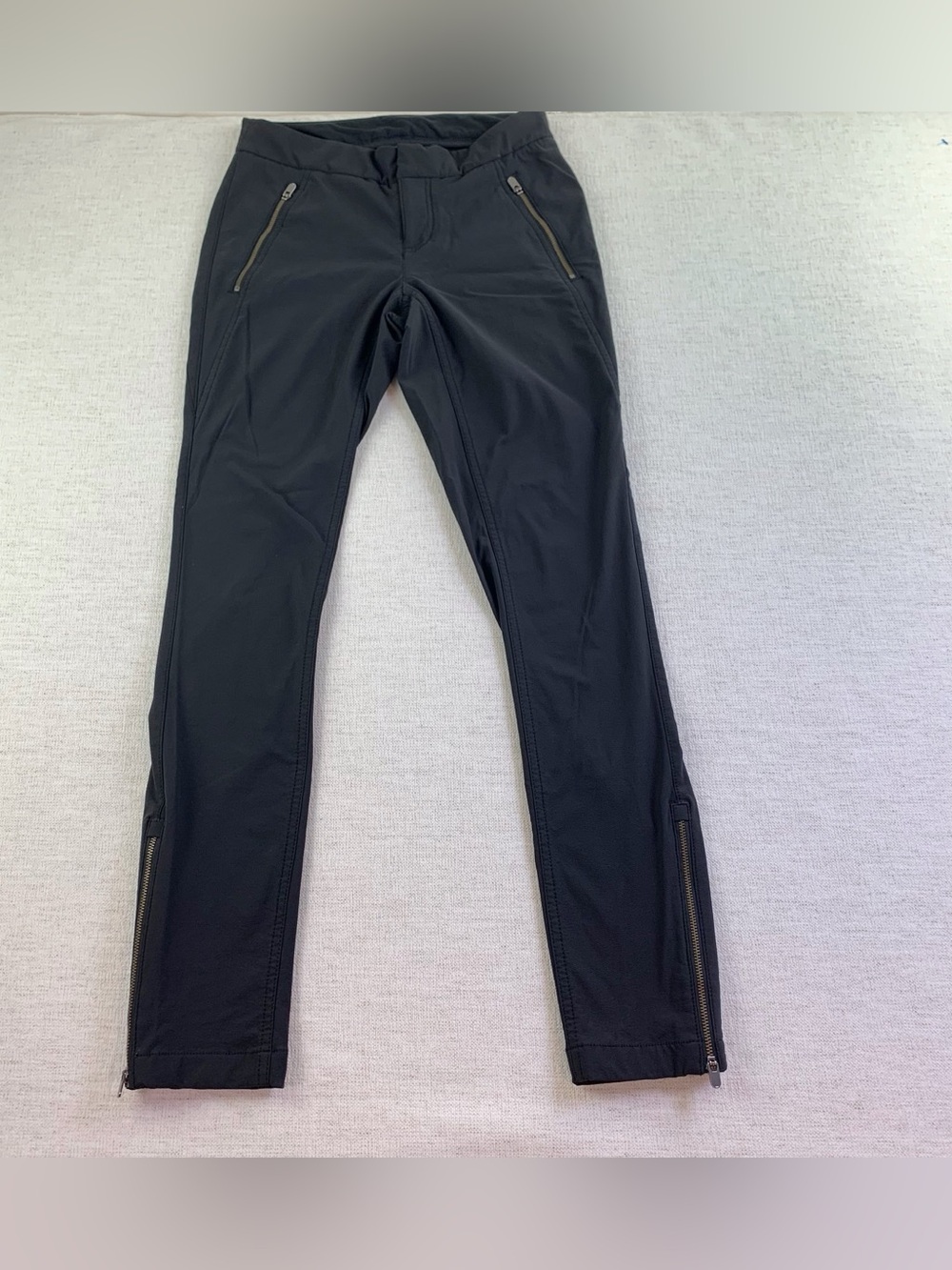 Athleta women's low rise Highline Hybrid Cargo skinny Pant in black zipper ankle